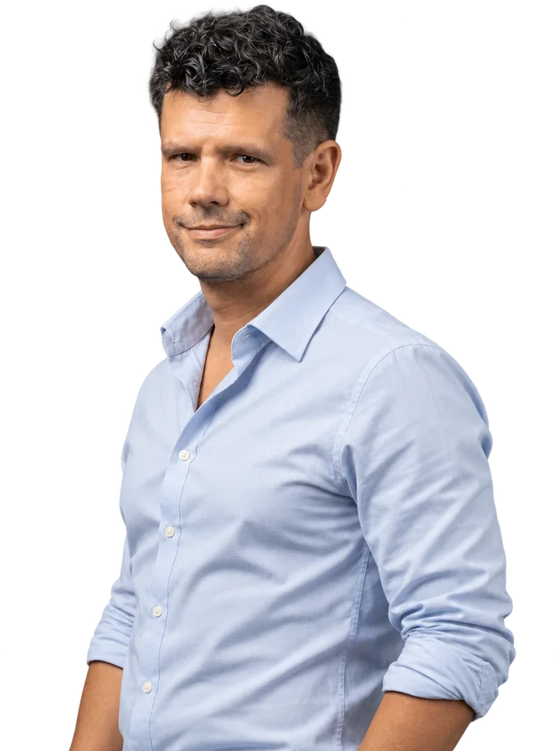 Tomáš Kleňha, poradce pro majitele a vedení firem, v modré košili