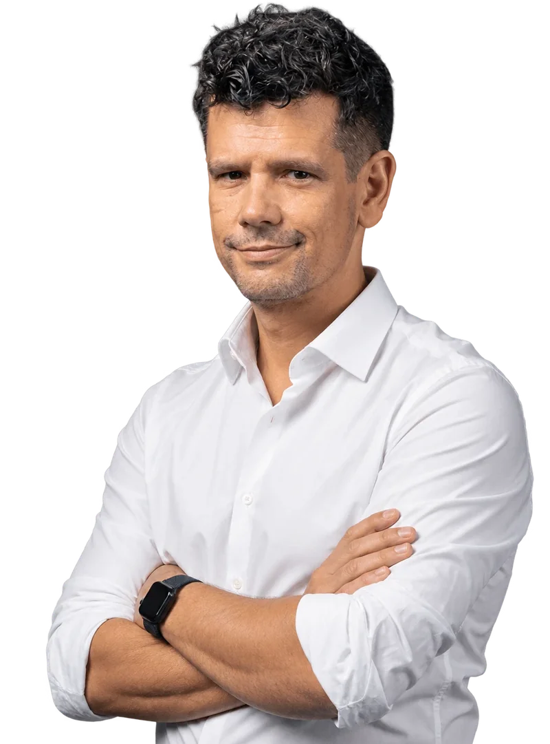 Tomáš Kleňha, poradce pro řízení firmy, marketing a obchod, v bílé košili se založenýma rukama